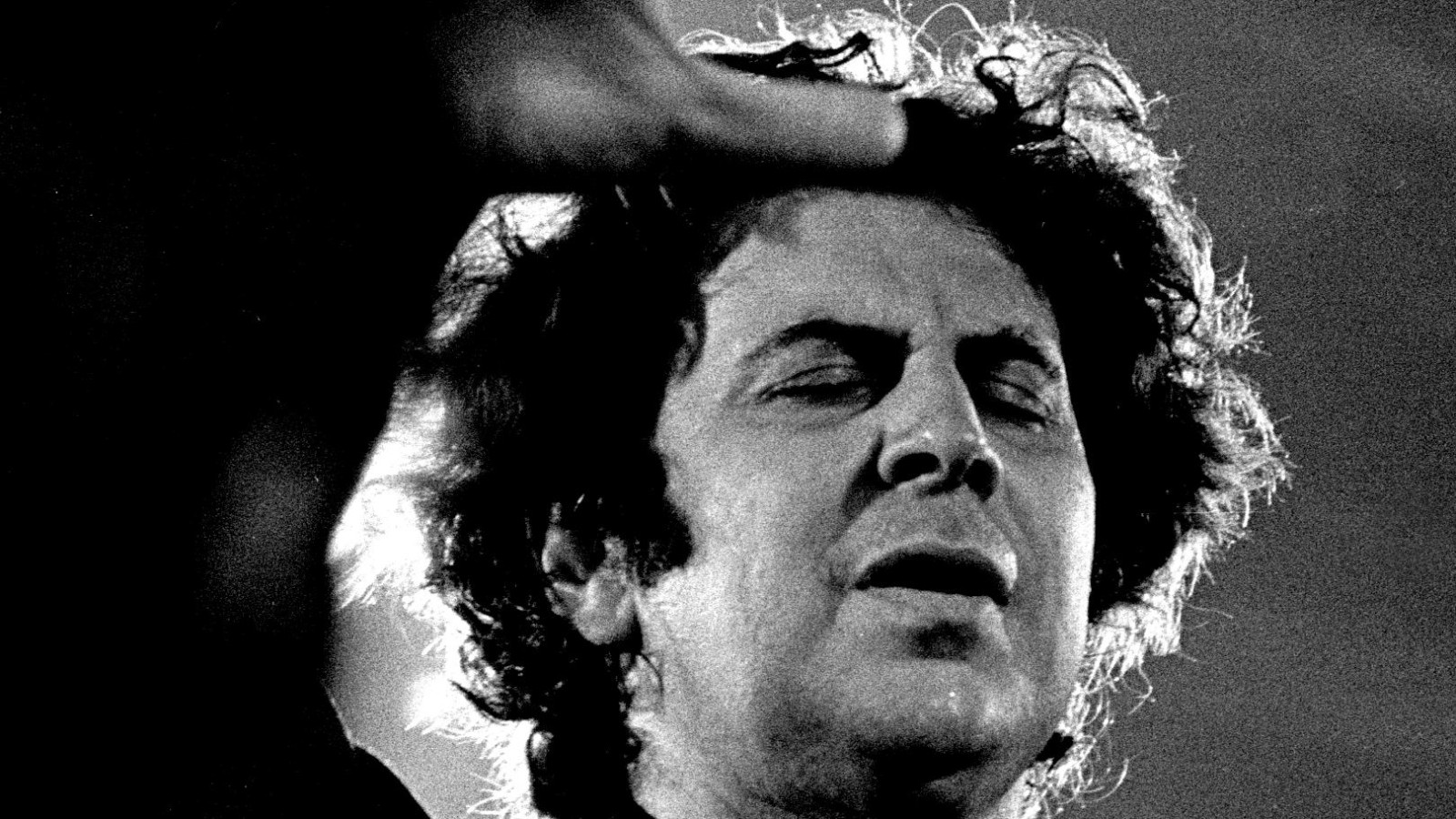 Zei — il est vivant — on je živ: Mikis Theodorakis i njegova glazba